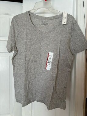 Time and Tru Light Heather Gray V-Neck Tee